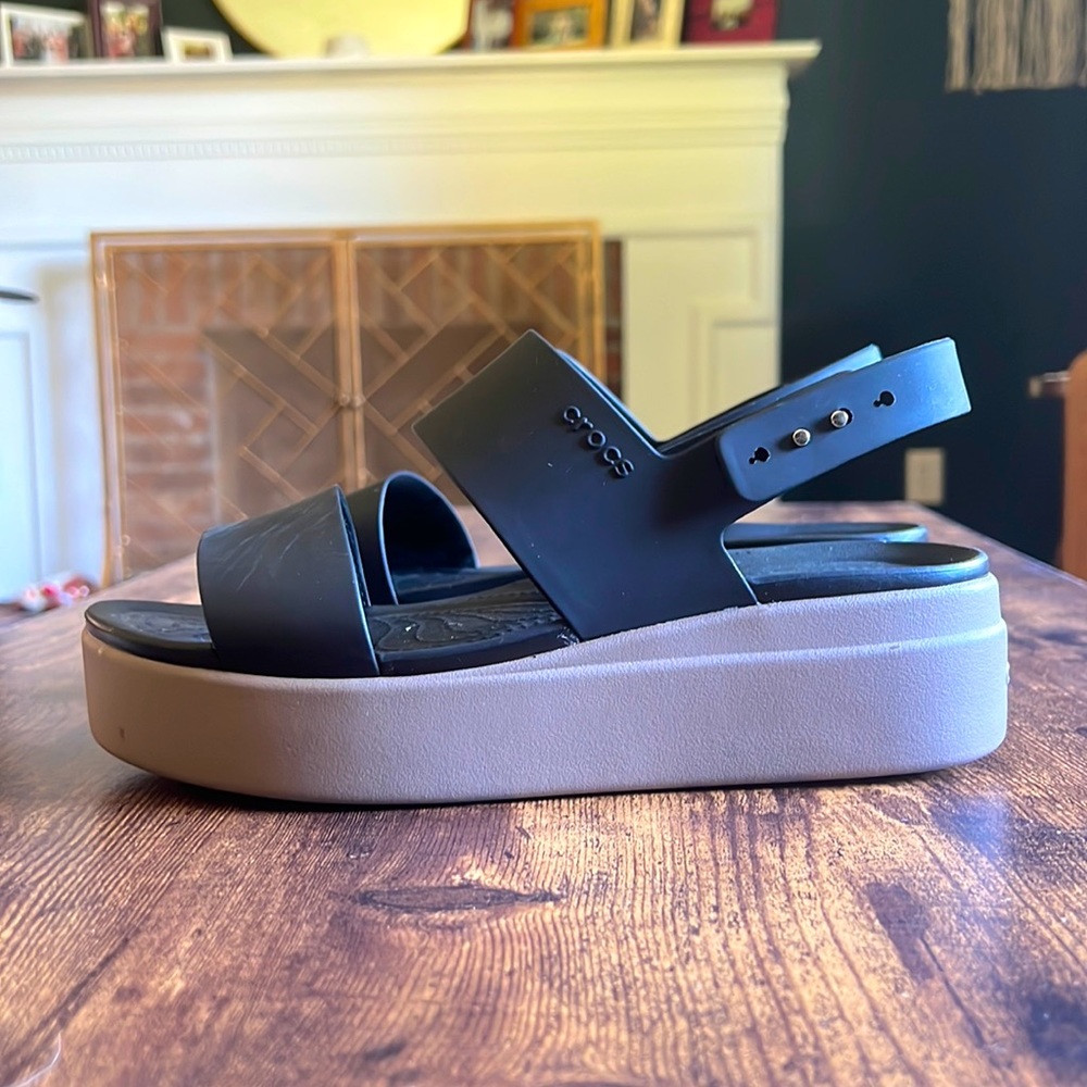 CROCS Brooklyn Low Wedge Sandal - Black & tan